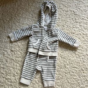 Like new Burberry hoodie and pants super cozy size 3 months
